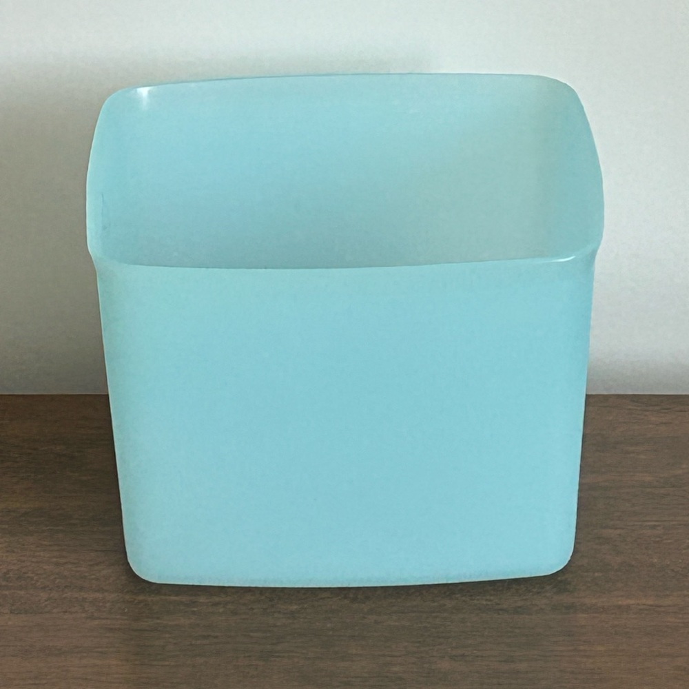 TUPPERWARE BLUE SQUARE ROUND FREEZER STORAGE CONTAINER #312 NO LID